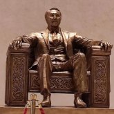 Астанада Нұрсұлтан Назарбаевтың тағы бір ескерткішін алып тастады