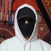 Қара бетперде киіп, қайырымдылықпен айналысып жүрген жігіттің кім екені белгілі болды