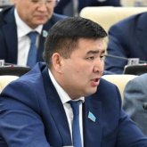 «Бұл күнді ұмыту керек»: Депутат «валентинкаларды» өртеп жіберуді ұсынды