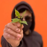 Қайырымдылық жасап жүрген бетперделі жігіт өзінің қайғылы оқиғасымен бөлісті