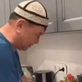 «Араласпа, өзім қатырамын»: Нұртас Айдарбеков келініне сәресі дайындап жүр (ВИДЕО)