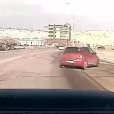 «Өзін патшайыммын деп ойлайды-ау!?»:  Жүргізуші қыздың ерсі әрекеті видеоға түсіп қалды