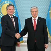 Мемлекет басшысы АҚШ сенаторы Стив Дэйнсті қабылдады