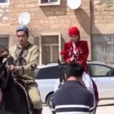 Лимузиннің орнына ат, қолында бүркіт: Жаңаөзенде ерекше беташар өтті (ВИДЕО)