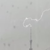 Көк-төбедегі телемұнараға найзағай түсті (ВИДЕО)