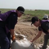 «Жаңа Адамдар» қозғалысының еріктілері Атырауға бөгет соғуға көмекке барды (ВИДЕО)