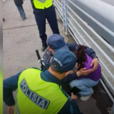 «Өмір сүргім келмейді»: Астанада бойжеткен көпірден секірмек болған