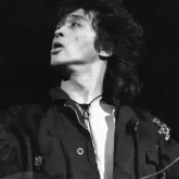 Виктор Цойдың ұлы әкесіне арнап бейнебаян түсірді (ВИДЕО)