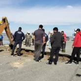 Атырау облысында тас жол опырылып, көлік шұңқырға түсіп кетті