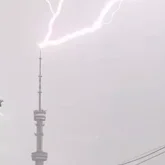 «Аспанның қаһары»: Көктөбе телемұнарасын найзағай соқты (ВИДЕО)