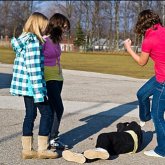 Екі оқушы қыз кәмелет жасына толмаған баланы ұрып-соғып, тонаған