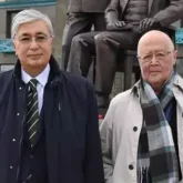 «Кемеңгер әке жолын лайықты жалғаған»: Президент Мұрат Әуезовтің отбасына көңіл айтты