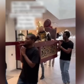 «Жабайылыққа үйретуде»: Тойда афроамерикалықтар кішкентай баланы таққа отырғызып алып шыққан (ВИДЕО)