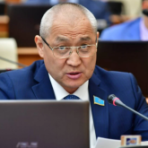 «60-қа келген шалдар шорты киіп жүреді»: Мәжіліс депутаты етегі қысқа еркектерді сынады