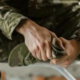 Ақмолада қатардағы жауынгерлерді ұрған командир сотталды