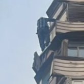 Павлодарда туыстарымен жанжалдасқан қария балконнан секіремін деп асылып қалған (ВИДЕО)