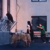 «Директорымыз тапжылмады»: Өскеменде актриса қойылым барысында биіктен құлап кетті