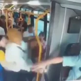 Ақтауда жолаушы автобус жүргізушісіне себепсіз шабуылдап, бетінен ұрған (ВИДЕО)