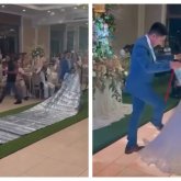 «Дарақы, астамшылық»: Тойда күйеу жігіт қалыңдығына ақшадан жасалған кілем сыйлады (ВИДЕО)