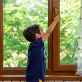 Семейде екі жасар бала тоғызыншы қабаттан құлап кетті