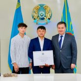 «Балконнан өртеніп жатқан терезеге секіріп кірген»: Астанада бейбіт күннің батыры марапатталды