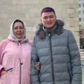 «Айға да апаруға дайын едім»: Дәулет Мұқаев ауырған анасын шетелде емдете алмағанын айтты