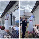 «Мәйітті солай шығаратын еді». Келіндерінің бірін терезеден кіргізген ененің әрекеті талқыға түсті (ВИДЕО)