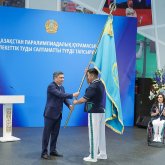 Премьер-Министр Паралимпиада ойындарына қатысушыларға мемлекеттік туды табыстады