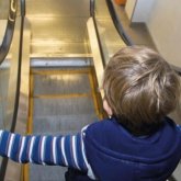 «Қысылып қалған»: Астанада сауда орталығындағы эскалаторда үш бала саусағынан айырыла жаздады