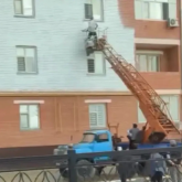 «Одан да шатырды жөндеңдер!». Қызылордада қызыл кірпіштен соғылған үйлерді ақ түске бояған