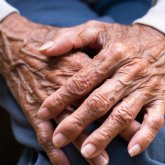 «Тура азаптайтын жер дерсің»: Алматыда қарттар үйін паналаған зейнеткер біраз былықтың бетін ашты (ВИДЕО)