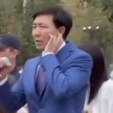 «Сен келерсің бір күні»: Өскемен қаласының әкімі орталық алаңда көпшілікке ән шырқады (ВИДЕО)