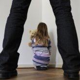 «Үш баласы бар»: Ер адам көршінің егіз қыздарына азғындық жасаған