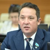 «Ол харрасмент фактілерін жоққа шығарып отырған жоқ»: «Ақ жол» партиясы Асқар Садықовқа жаңа айып тақты