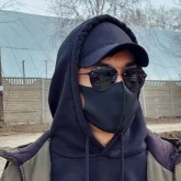 «Димашпын, Димаш емеспін»: Қара бетпердедегі жұмбақ жігіт сұхбат берді