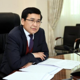 «Шежіреге қосу керек болды»: Аймағамбетов балалар уланған мектеп директорымен туыстық байланысы туралы пікір білдірді