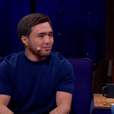 Анамның бір табақ ұн үшін біреудің үйін тазалағанын көріп өстім – Елдос Сметов (ВИДЕО)