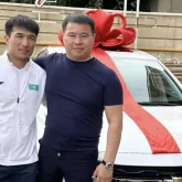 Ғұсман Қырғызбаевқа жерлестері қымбат көлік пен жылқы мінгізді (ВИДЕО)