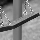 Ақтөбеде ұл бала әткеншектен құлап мерт болды