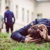 «Күшігі боласың»: Қызылорда облысында үлкен жігіт жасөспірімді 30 баланың көзінше ұрып өлтірген