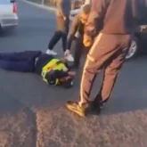 Атырауда жол қозғалысын реттеп тұрған полицейді көлік қағып кетті (ВИДЕО)