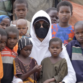 Қара маскадағы жігіт Африкада мешіт пен мектеп салып, құдық қазып берді (ВИДЕО)