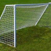 Атырауда 8 жасар қыздың үстіне футбол қақпасы құлап кеткен