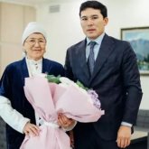 Министр Бекзат Саттарханов пен Денис Теннің аналарымен кездесті