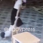 Шымкентте баланы сүйрелеп жүріп ұрған тәрбиеші жазадан оңай құтылып кетті (ВИДЕО)