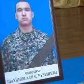 Ұрып-соғып, мазақ етті: қаза тапқан 19 жастағы сарбаздың анасы ашық сотты талап етті