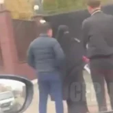 Желіде никаб киген, қолы қанға боялған қыздың видеоcы тарады