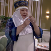 «Қарттар үйіне тапсыратын кемпір екен»: Аяқ киімімді келінім кигізеді деген ене елден сөз естіді (ВИДЕО)