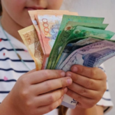 Әр балаға 70 мың теңгеден жәрдемақы берілсін – Депутат