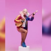 «Текті ұлтымызға кір келтірді»: Ашық киіммен домбыра шерткен әншінің әрекеті жұртқа жақпай қалды (ВИДЕО)